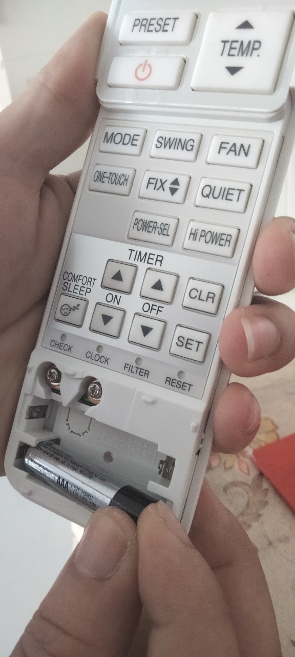 lắp pin vào remote