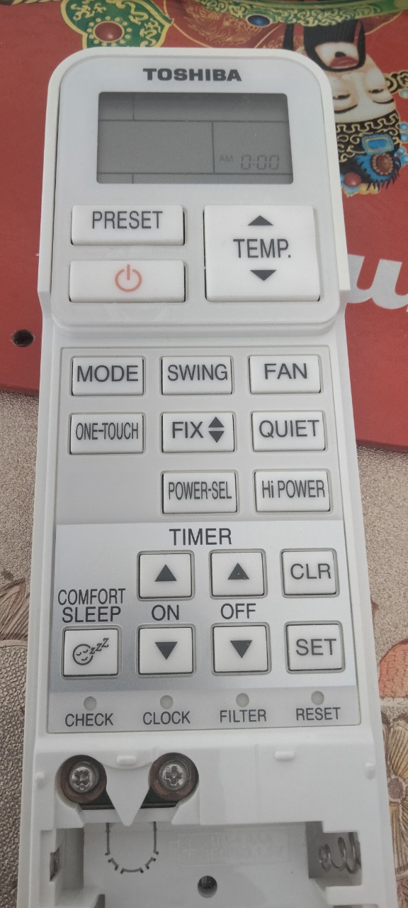 tháo pin ra khỏi remote